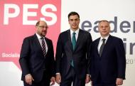 El secretario general del PSOE, Pedro Sánchez (c), el presidente del Parlamento Europeo, Martin Schulz (izq), y el del Partido Socialista Europeo, Sergei Stanishev, en un encuentro de socialdemócratas europeos en Madrid, el 21 de febrero de 2015