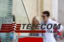 Il logo di Telecom Italia su una cabina telefonica a Roma