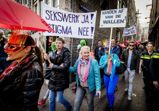 Prostitutas e simpatizantes protestam contra a proposta de reformar e fechar algumas vitrines do célebre "distrito da luz vermelha", em Amsterdã, no dia 9 de abril de 2015