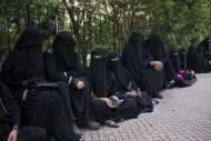 En esta imagen del 19 de arbil de 2015, mujeres yemeníes esperan ante la embajada yemení en El Cairo, Egipto. Mientras la ofensiva rebelde chií y los ataques aéreos saudíes continúan en Yemen, miles de yemeníes siguen varados en Egipto sin poder volver a casa. (AP Foto/Alex Potter)