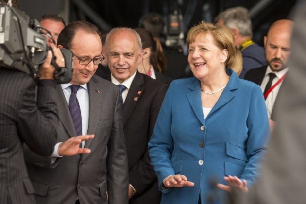 法國總統奧朗德（左）與德國總理梅克爾參加1日的聖哥達隧道通車。（美聯社）