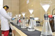 (Arquivo) Um químico analisa amostras de lítio, em Uyuni, Bolívia, no dia 17 de agosto de 2015