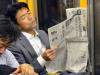 Un Japonais lit le journal financier Nikkei, à Tokyo, le 24 juillet 2015