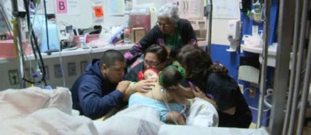 Il aura fallu 26 heures d'opération pour séparer deux soeurs nées siamoises dans l'État du Texas, aux États-Unis