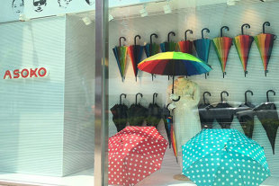 ASOKO雜貨商店內的五彩雨傘 (圖片來源／ASOKO ZAKKA STORE)