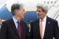 O secretário de Estado americano John Kerry (D) conversa com seu colega britânico Philip Hammond (E)