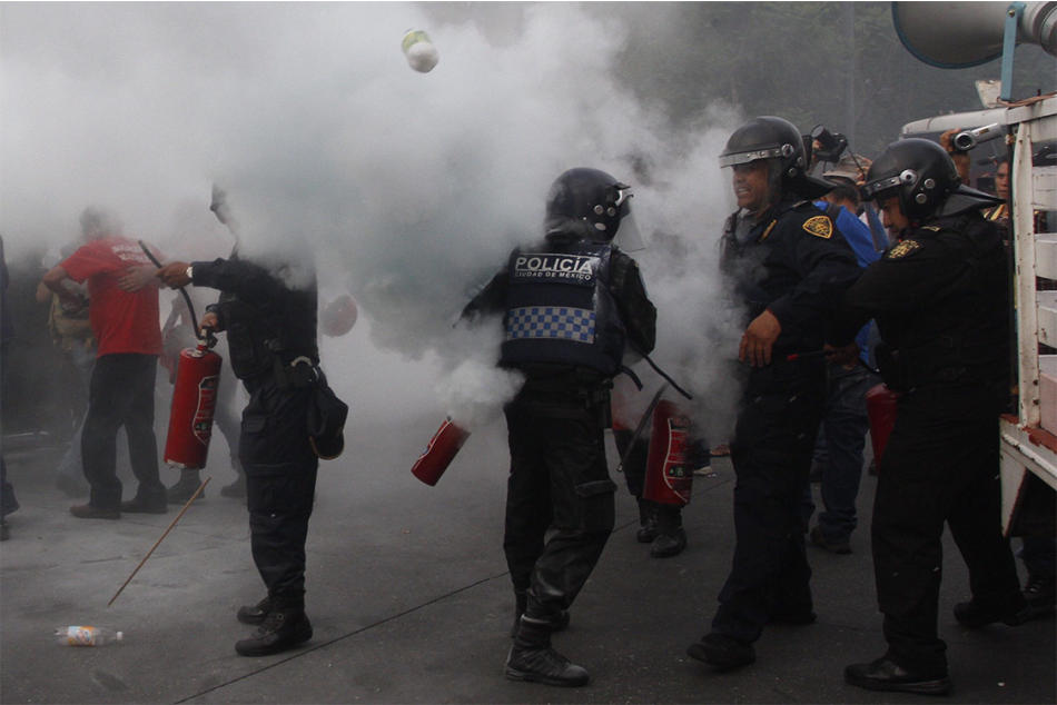 Agreden a policías tras mitin por caso Ayotzinapa