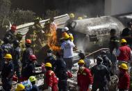 Socorristas trabalham em tragédia causada por uma explosão em hospital em Cuajimalpa, Cidade do México, no dia 29 de janeiro de 2015