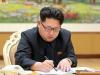 Image diffusée par la télévision nord-coréenne et publiée par l'agence sud-coréenne Yonhap le 6 janvier 2016 montrant le dirigeant nord-coréen Kim Jong-Un signant un document à Pyongyang