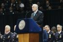 El inspector jefe de la Policía de Nueva York Bill Bratton discursa durante la graduación de nuevos miembros de la policía de Nueva York en una ceremonia en el Madison Square Garden el 1 de julio de de 2016 en Nueva York