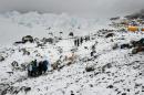 Un senderista herido el 25 de abril de 2015 en el campamento de base del Everest