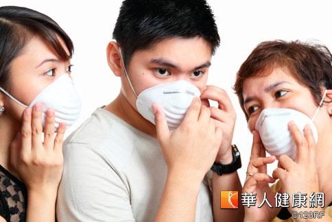 大陸空氣汙染侵襲台灣，近日出門記得戴口罩，避免呼吸道受害。
