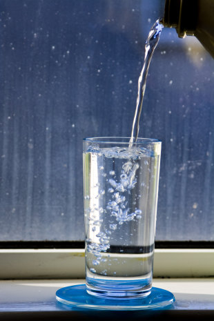 英國研究指出，只要每日3餐前半小時內喝一杯500c.c.的白開水，持續3個月後，平均可減重4.3公斤。（photo by Peter Roberts on Flickr - used under Creative Commons license）