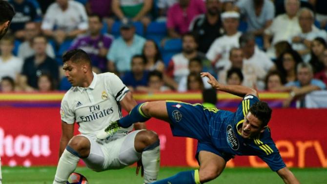 O meio-campo brasileiro do Real Madrid Casemiro (E) disputa bola com o atacante do Celta Vigo Fabian Orellana, durante a Liga Espanhola, em Madri, no dia 27 de agosto de 2016