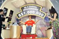 英國一名52歲的女子杜賓（Linda Tobin）去年6月在新加坡樟宜機場轉機時，買了一瓶威士忌當伴手禮送親人，結果竟因此得到100萬新加坡元（約台幣2344萬）獎金，瞬間成為「千萬富翁」。