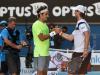 Poignée de mains entre le Suisse Roger Federer et son vainqueur italien Andreas Seppi, au 3e tour de l'Open d'Australie le 23 janvier 2015 à Melbourne