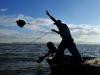 Un pescador lanza su red en aguas del lago Xolotlán, también conocido como el Lago de Managua, a unos 20 km de la capital, el 20 de noviembre de 2012