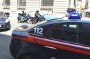 Picchia moglie e la caccia di casa insieme a figlia   di 2 anni: arrestato