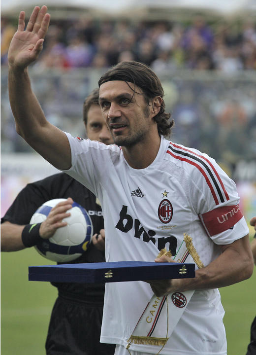 Paolo Maldini saluda tras recibir un homenaje por sus 24 a&ntilde;os en el Milan el 31 de mayo de 2009