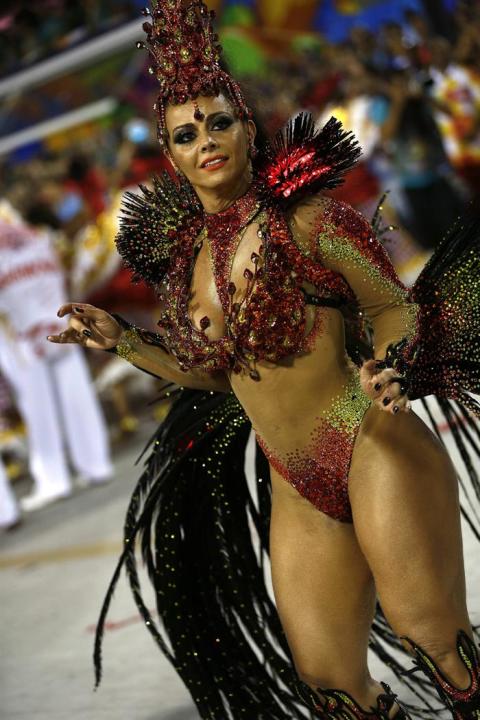 GRA021. RIO DE JANEIRO, 16/02/2015.- Viviane Araujo durante el desfile de la escuela de Samba Acadêmicos do Salgueiro, en el primer día de los famosos desfiles de las escuelas de samba del Grupo Espec