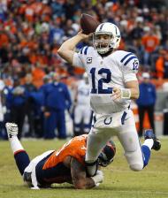 Andrew Luck, quarterback de los Colts de Indianápolis, lanza un pase justo antes de que Derek Wolfe, de los Broncos de Denver, lo capture, durante el partido del domingo 11 de enero de 2015, correspondiente a los playoffs (AP Foto/Jack Dempsey)