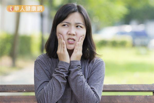 顳顎關節障礙好發於20至40歲女性，壓力、磨牙或不當咀嚼等都可能引發。