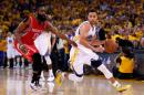 Stephen Curry bota el balón perseguido por James Harden durante el partido entre los Golden State Warriors y los Houston Rockets jugado el miércoles 27 de mayo en Oakland (EEUU)