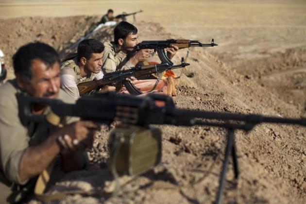 Combatentes curdos peshmerga na linha de frente contra 'jihadistas', no distrito de Gwer, 40 km ao sul Arbil, capital da região autônoma curda no Iraque, em 15 de setembro de 2014