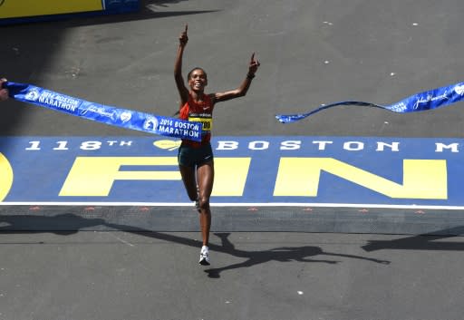 La keniana Rita Jeptoo cruza la meta del maratón de Boston, el 21 de abril de 2014 como vencedora de la rama femenina (AFP/Archivos | Timothy A. Clary)