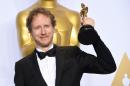 El director de cine húngaro Laszlo Nemes posa con el Oscar a Mejor Película de Habla No Inglesa por 'El hijo de Saúl', en la sala de prensa de los premios, en Hollywood, el 28 de febrero de 2016
