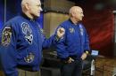 El astronauta de NASA Scott Kelly, izquierda, y su gemelo Mark se reúnen para una conferencia de prensa el viernes 4 de marzo de 2016 en Houston. (Foto AP/Pat Sullivan)