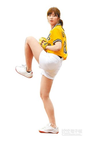 中信兄弟邀日本「最強棒球女孩」稻村亞美當開球貴賓。（陳怡誠攝）