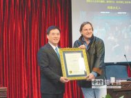 羅斌（右）2日獲台北市長郝龍斌（左）頒贈「榮譽市民狀」。（陳芃攝）
