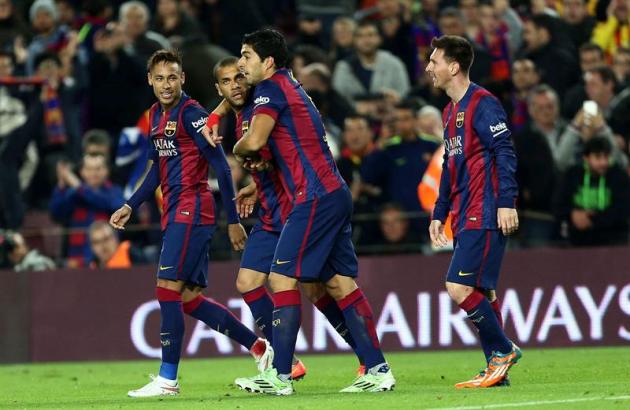 GRA288. BARCELONA, 11/01/2015.- El delantero uruguayo del FC Barcelona Luis Suárez (c) celebra con sus compañeros, el delantero brasileño Neymar Jr. (i) y el defensa Dani Alves (2i), junto al delanter