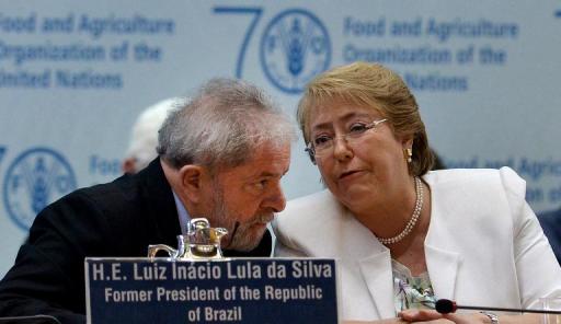 O ex-presidente brasileiro Luiz Inácio Lula da Silva fala com a presidente chilena, Michelle Bachelet, na conferência da FAO, em Roma, no dia 6 de junho de 2015