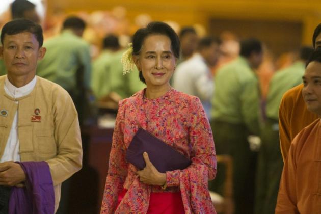 Aung San Suu Kyi, patronne de la Ligue nationale pour la démocratie (LND), sort le 1er février 2016 du parlement, à Naypyidaw