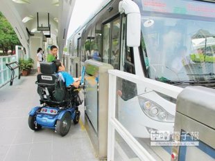 行無礙低底盤的BRT方便身障民眾搭乘，現又有優先號誌上路，司機可快速協助輪椅上車。（盧金足攝）