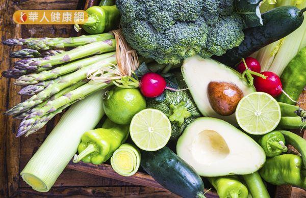 想要避免水腫、高血壓問題找上門，民眾不光要少碰高鈉食物，更應養成「蔬果579」的飲食習慣。