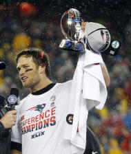 Tom Brady, quarterback de los Patriots de Nueva Inglaterra, levanta el trofeo de campeón de la Conferencia Americana, tras vencer a los Colts de Indianápolis, el domingo 18 de enero de 2015 (AP Foto/Elise Amendola)
