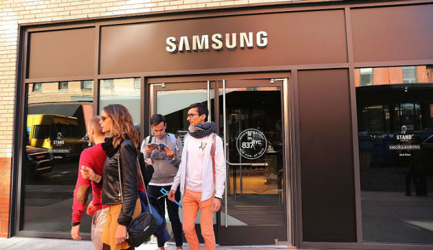 People in front of a Samsung store.