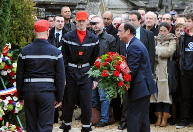 Vingt ans après la mort de Mitterrand, Hollande sur sa tombe à Jarnac