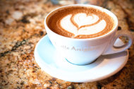 研究指出，長期大量飲用咖啡的女性，較少發生耳鳴狀況。（photo by維基百科）