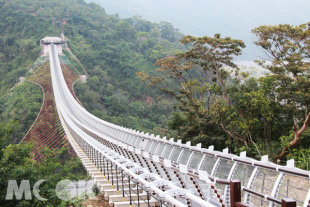 南臺灣最受矚目的新景點「山川琉璃吊橋」自12月26日起正式試營運。（圖片提供／屏東縣觀光局）