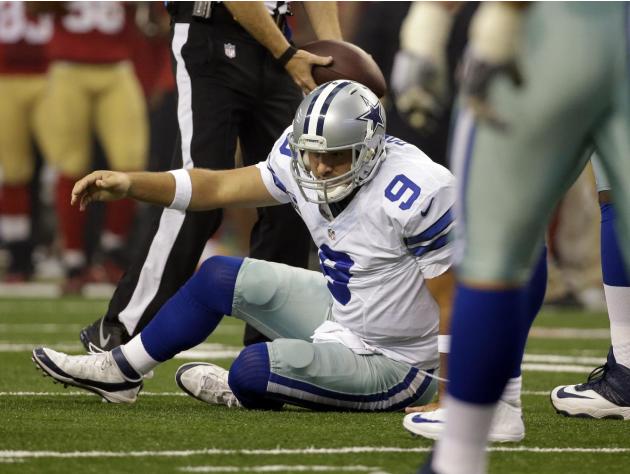 Dallas Cowboys quarterback Tony Romo (9) levanta a sí mismo después de haber sido noqueado en el suelo en la primera mitad de un partido de la NFL de fútbol contra los 49ers de San Francisco, Domingo, 07 de septiembre 2014, en Arlingt