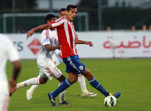 El delantero paraguayo Roque Santa Cruz (C) intenta controlar el balón ante la oposición de un defensa de Emiratos Árabes Unidos, en el 0-0 entre ambas escuadras en un partido amistoso, el 7 de septiembre de 2014 en Villach, en el sur de Austria