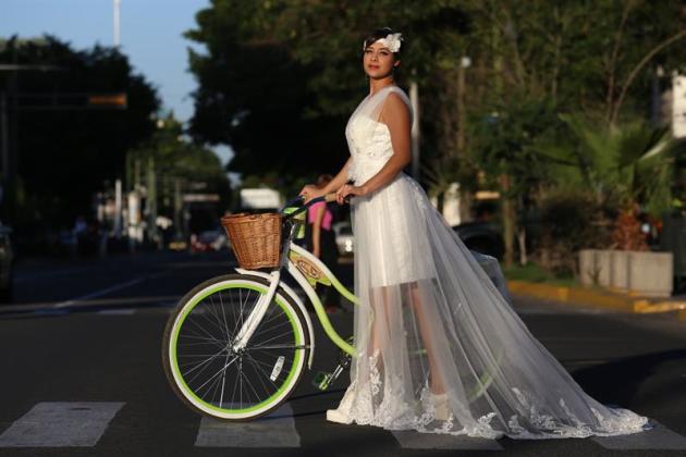 MEX70. GUADALAJARA (M&Eacute;XICO), 02/08/2014.- Una modelo posa hoy, s&aacute;bado 2 de agosto de 2014, durante la pasarela "Moda bici", realizada en la ciudad mexicana de Guadalajara, donde un grupo