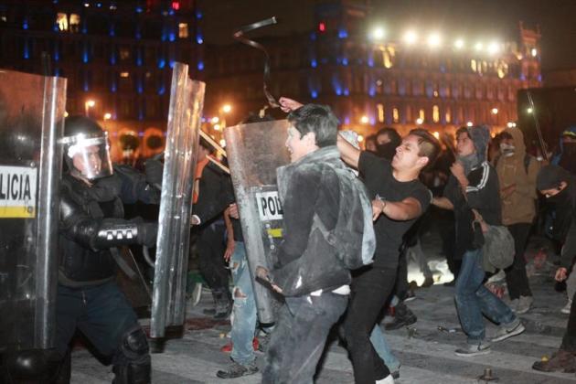 MEX50. CIUDAD DE MÉXICO (MÉXICO), 21/11/2014.- Un grupo de manifestantes encapuchados se enfrentaran este 19 de noviembre de 2014 con miembros de la Policía en el Zócalo de Ciudad de México (México), 