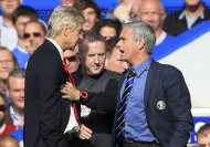 Imagen del domingo 5 de octubre de 2014 en la que se ve a los técnicos del Chelsea, José Mourinho (derecha) y Arsene Wenger (izquierda) del Arsenal, discutiendo durante el partido celebrado en el estadio Stamford Bridge. (Foto de AP/Nick Potts/PA)