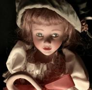 美國恐怖電影每年都會出「惡靈附身」的相關劇情，一間美國網路公司THE LINE UP於4月26日也直播一場號稱被附身的安(Ann)洋娃娃，無法解釋的畫面引網友熱議。