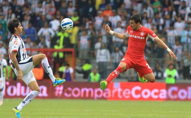 MEX18. TOLUCA (MÉXICO), 21/09/2014.- El jugador de Toluca Edgar Benítez (d) disputa el balón con Víctor Ramos (i), de Monterrey, hoy, domingo, 21 de septiembre de 2014, durante un juego correspondient